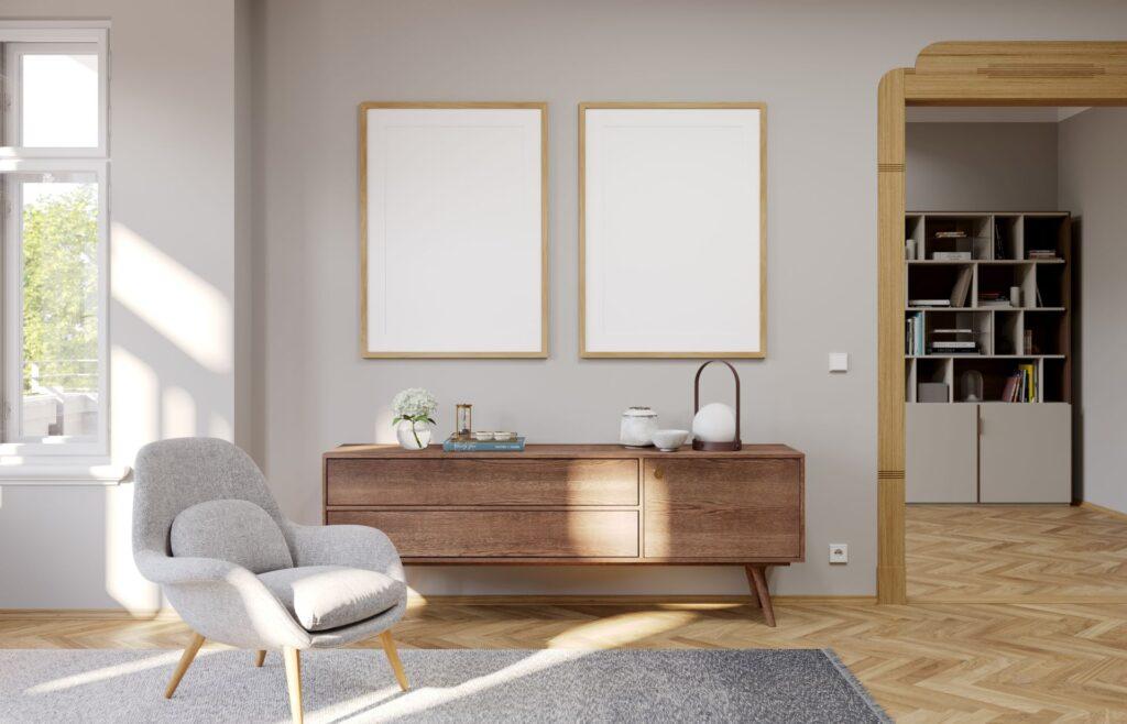 Stilvolles Wohnzimmer mit einem minimalistischen Lowboard aus Holz, dekoriert mit modernen Accessoires und zwei großen Postern an der Wand.