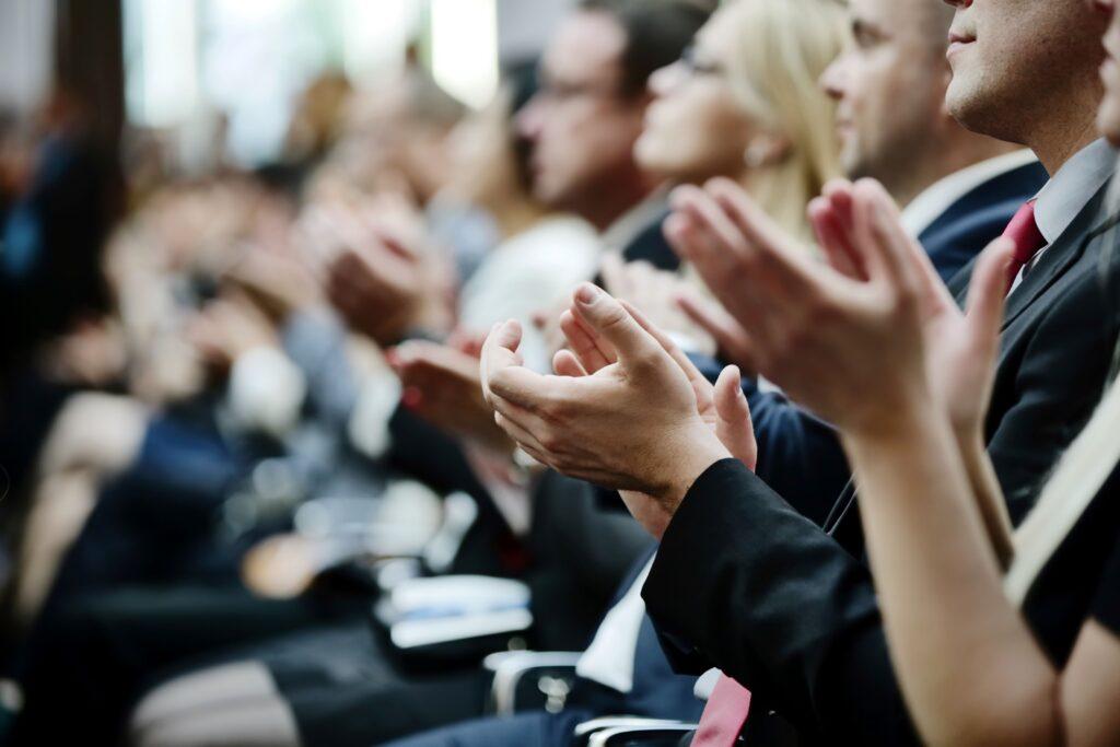 Menschen bei einem Seminar klatschen