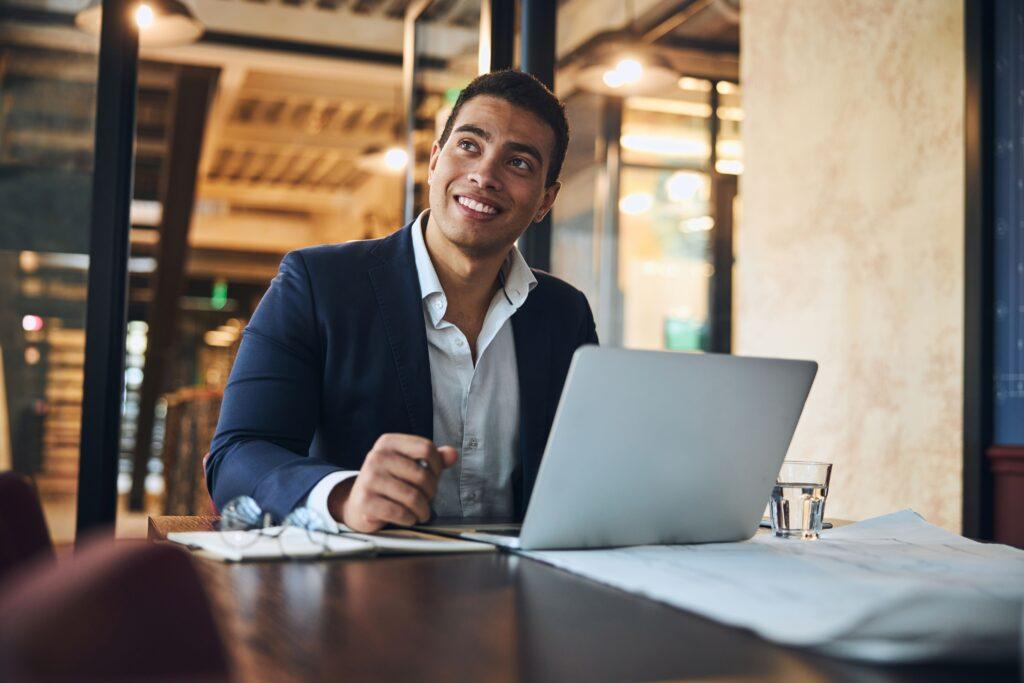 Ein Businessmann am Laptop