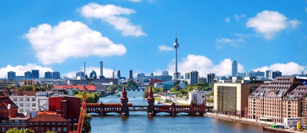 Panorama von Berlin mit Spree und Oberbaumbruecke – urbanes Umfeld fuer privatschule berlin mit starker Bildungsinfrastruktur
