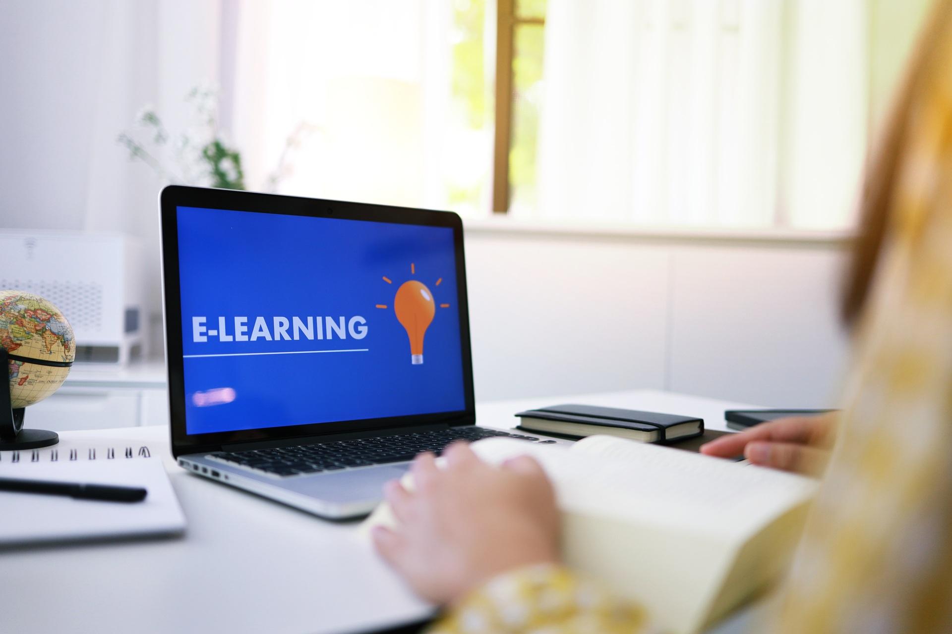 Laptop zeigt Startseite eines E-Learning Anbieters