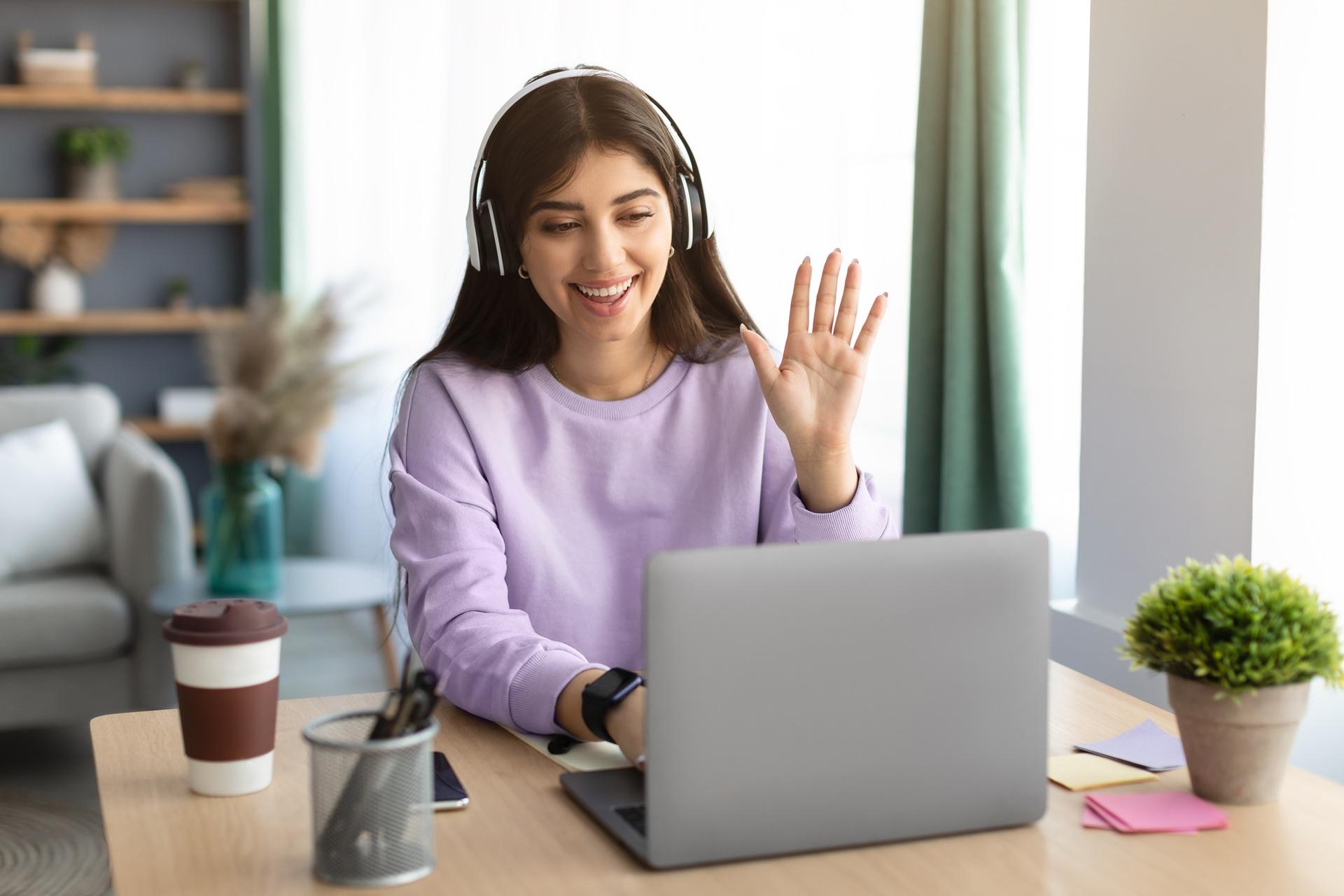 Frau bei Online-Meeting mit E-Learning Anbieter