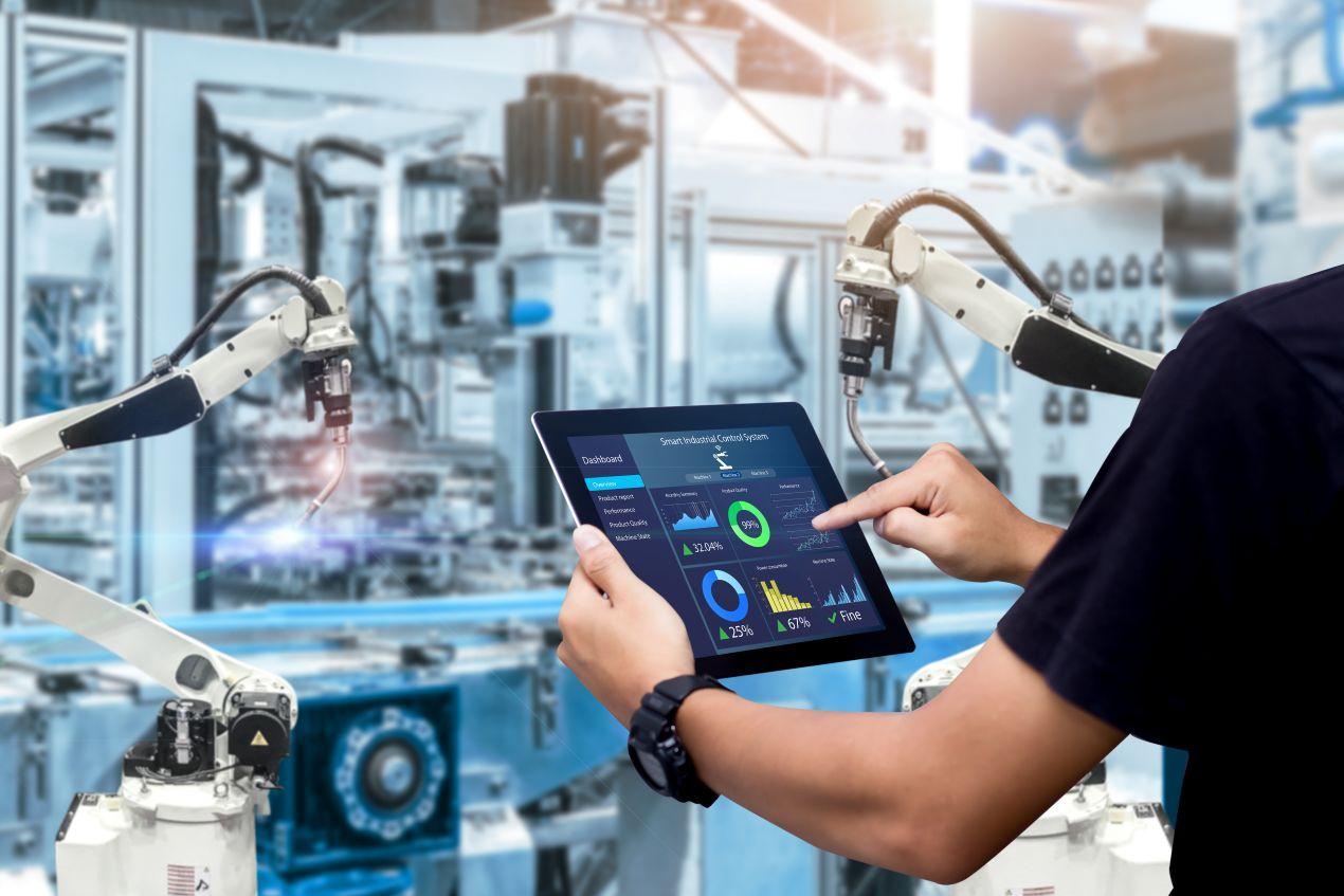Roboter Unternehmen vernetzen Maschinen mit Tablets zur Prozesssteuerung in der Produktion