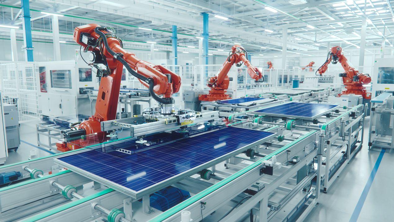 Roboter Unternehmen automatisieren Fertigungsprozesse mit Industrierobotern in der Solarbranche