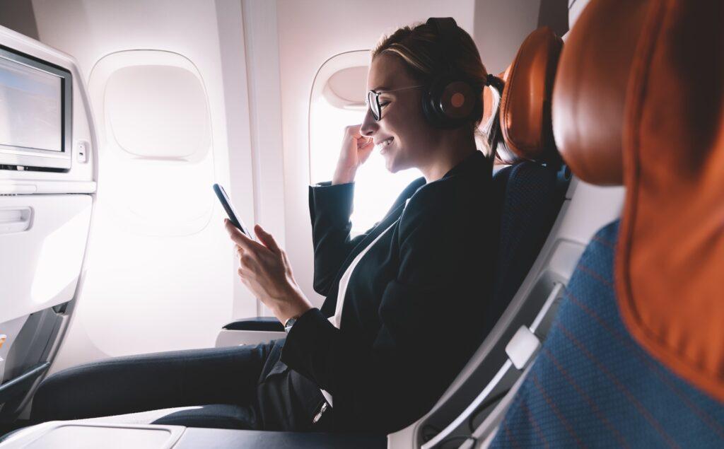 Streaming via Smartphone und Kopfhörer an Bord | Emirates Business Class
