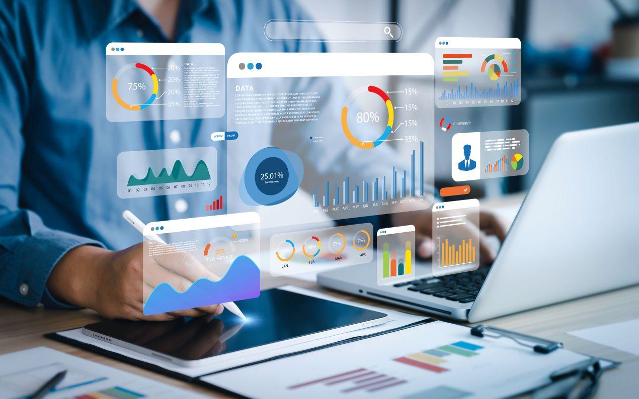 Digitale Dashboards mit vielen Analytics-Grafiken schweben ueber Tablet und Laptop – zeigt Tool-Overkill ohne klare ML Ops Strategie