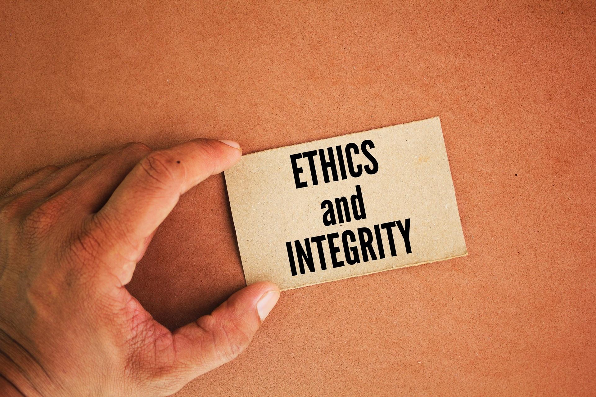 Hand hält Karte mit Ethics Integrity | EAP System
